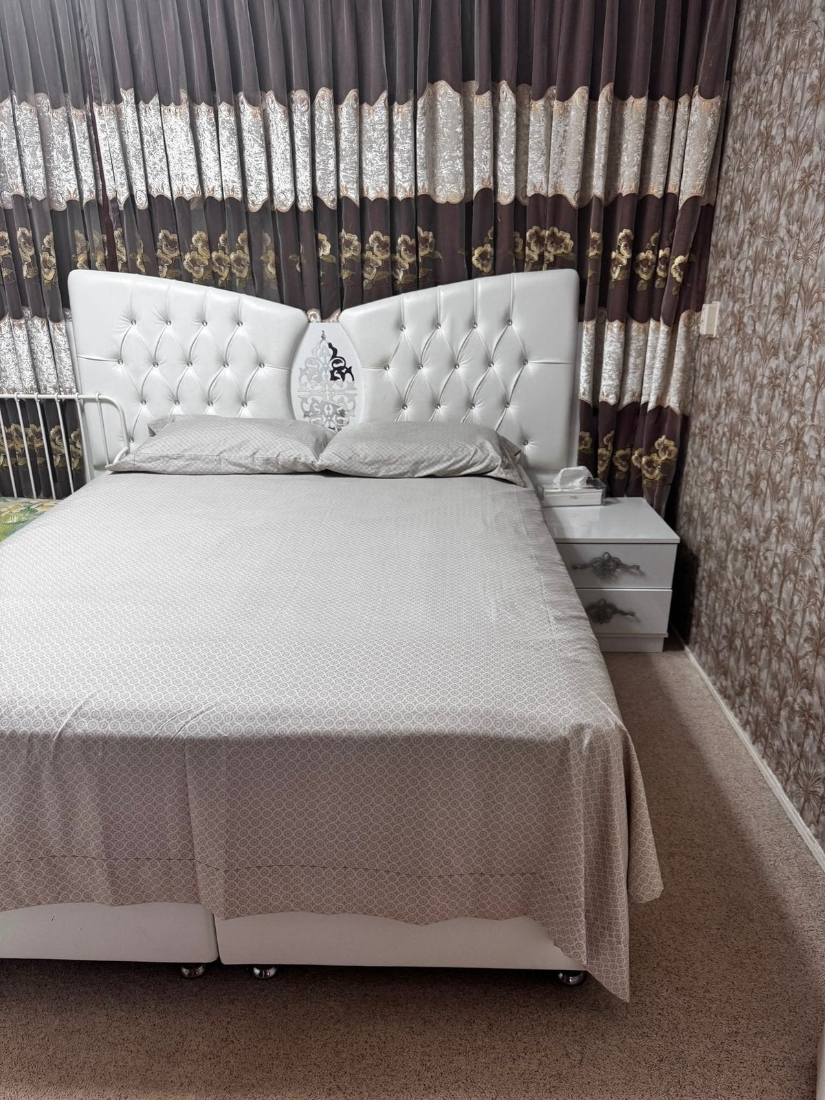 Complete slaapkamer set, bed, 2 nachtkastjes en  kledingkast, Ophalen, Zo goed als nieuw