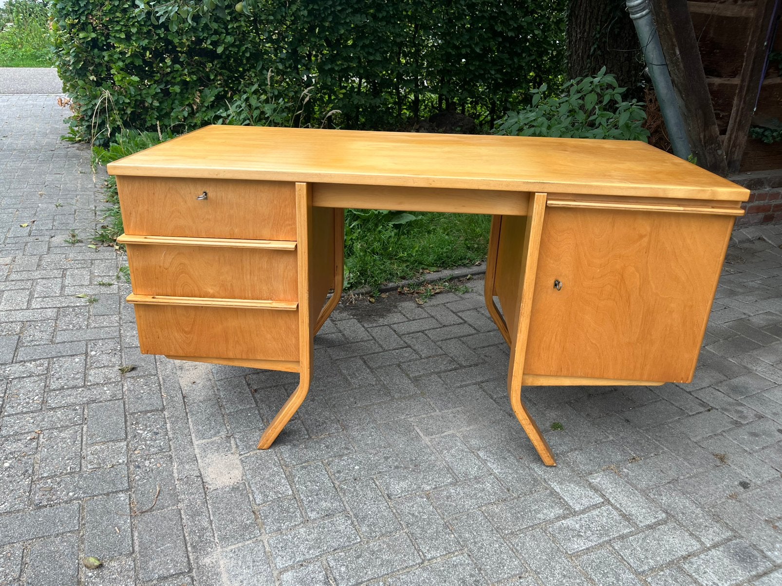 Pastoe EB04 bureau Braakman berkenhout jaren 60 design €695, Met lades, Gebruikt, 139 cm, Scandinavisch