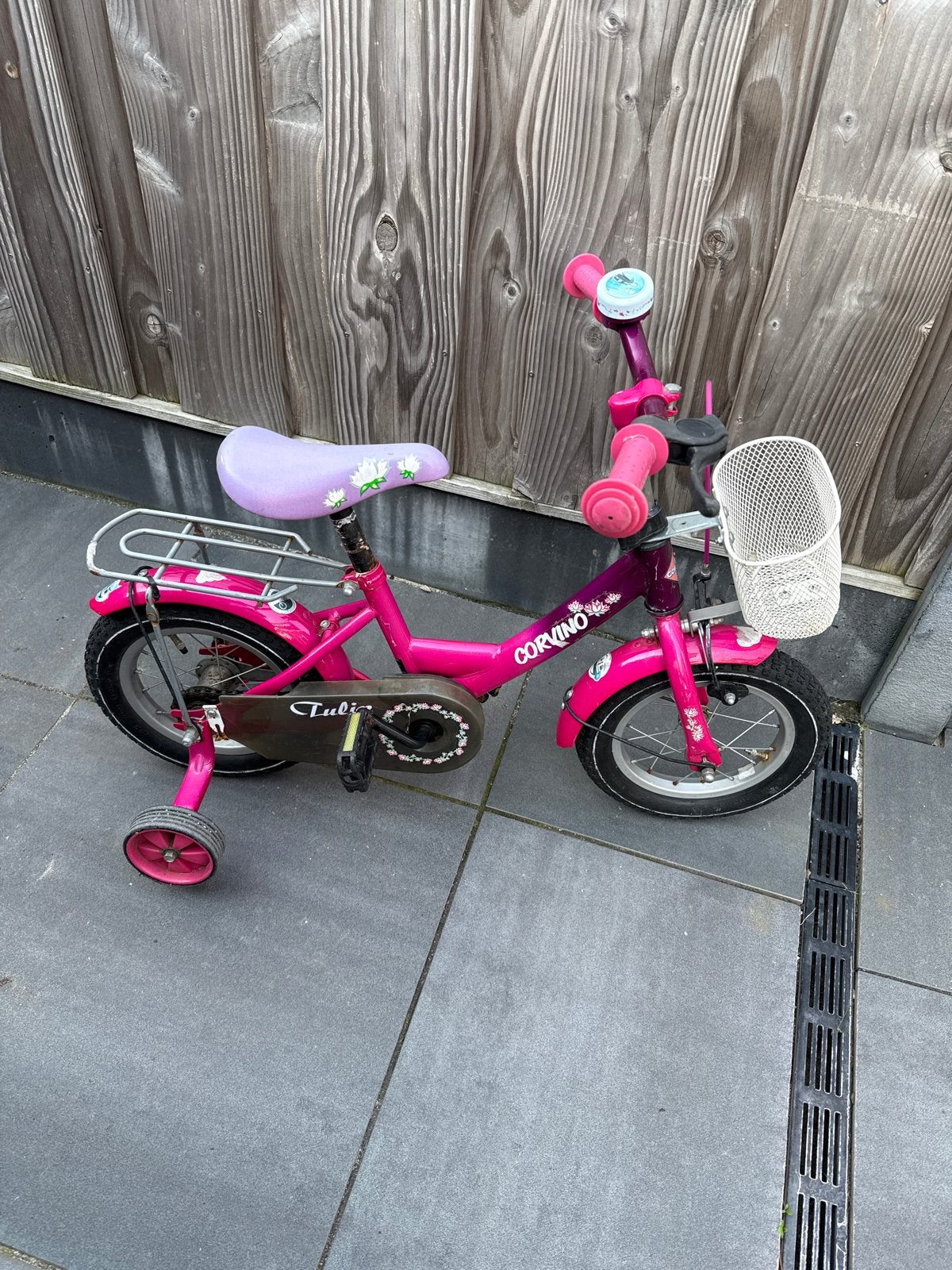 Roze kinderfiets met zijwieltjes - Corvino Tulia, Terugtraprem, Zijwieltjes, Gebruikt, Ophalen of Verzenden
