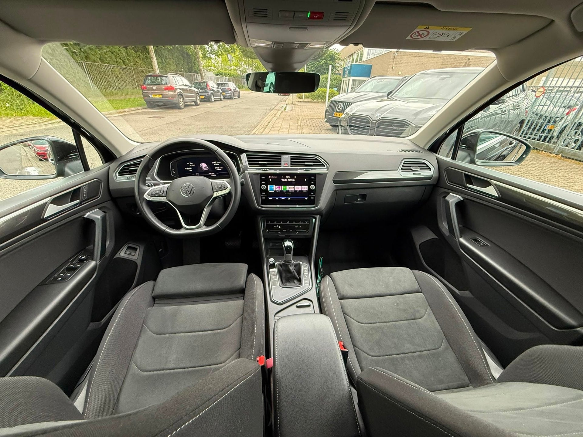 Volkswagen Tiguan 1.4 TSI eHybrid Business+ 245PK Automaat i, 4 cilinders, Alcantara, Zwart, Grijs