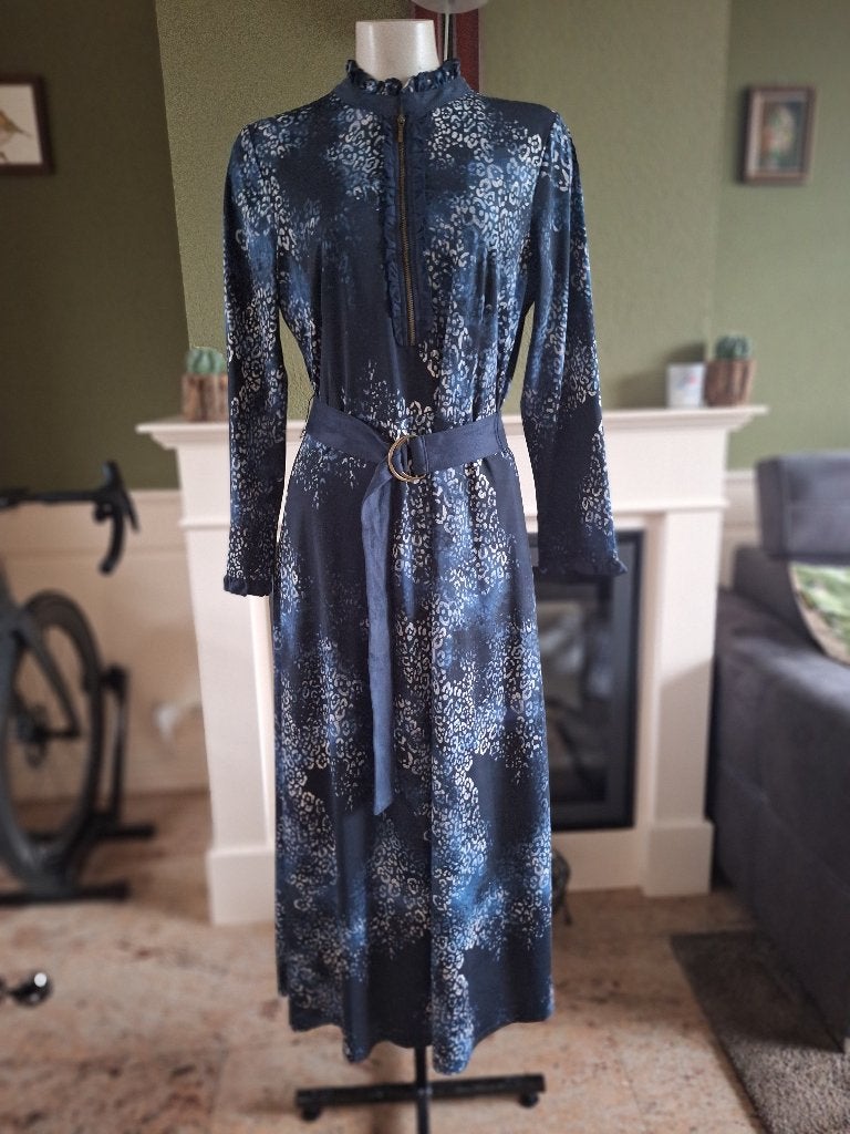 K-Design lange blauwe jurk L suèdine, K-design, Maat 42/44 (L), Zo goed als nieuw, Onder de knie