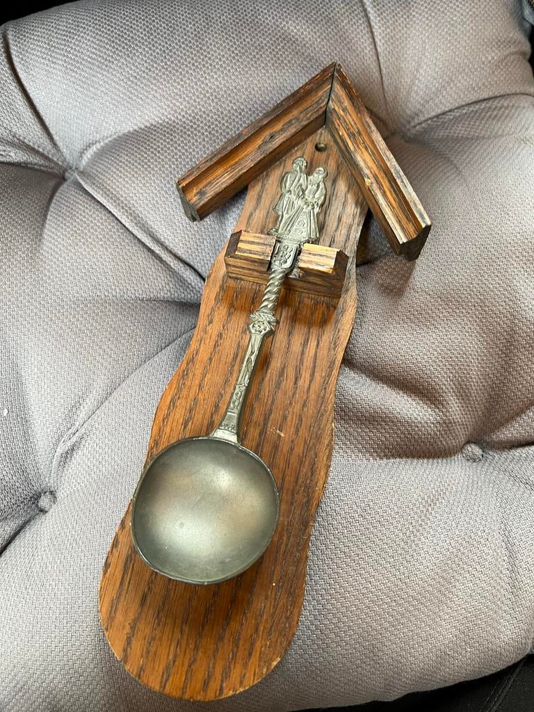 Vintage tinnen lepel aan houten wandbordje, Ophalen