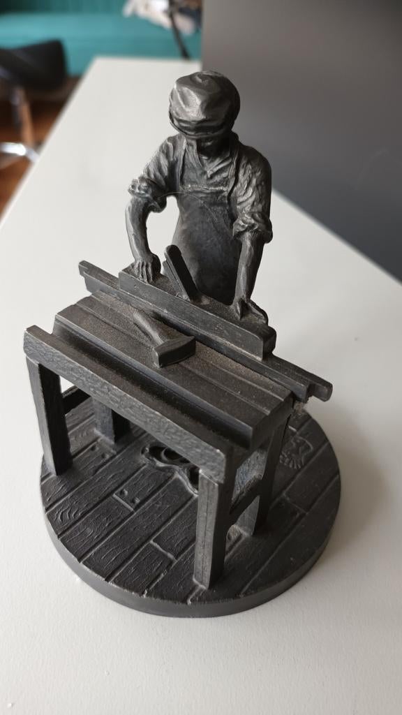Tinnen beeldje van timmerman aan werkbank, Verzamelen, Beelden en Beeldjes, Ophalen of Verzenden, Zo goed als nieuw, Dier