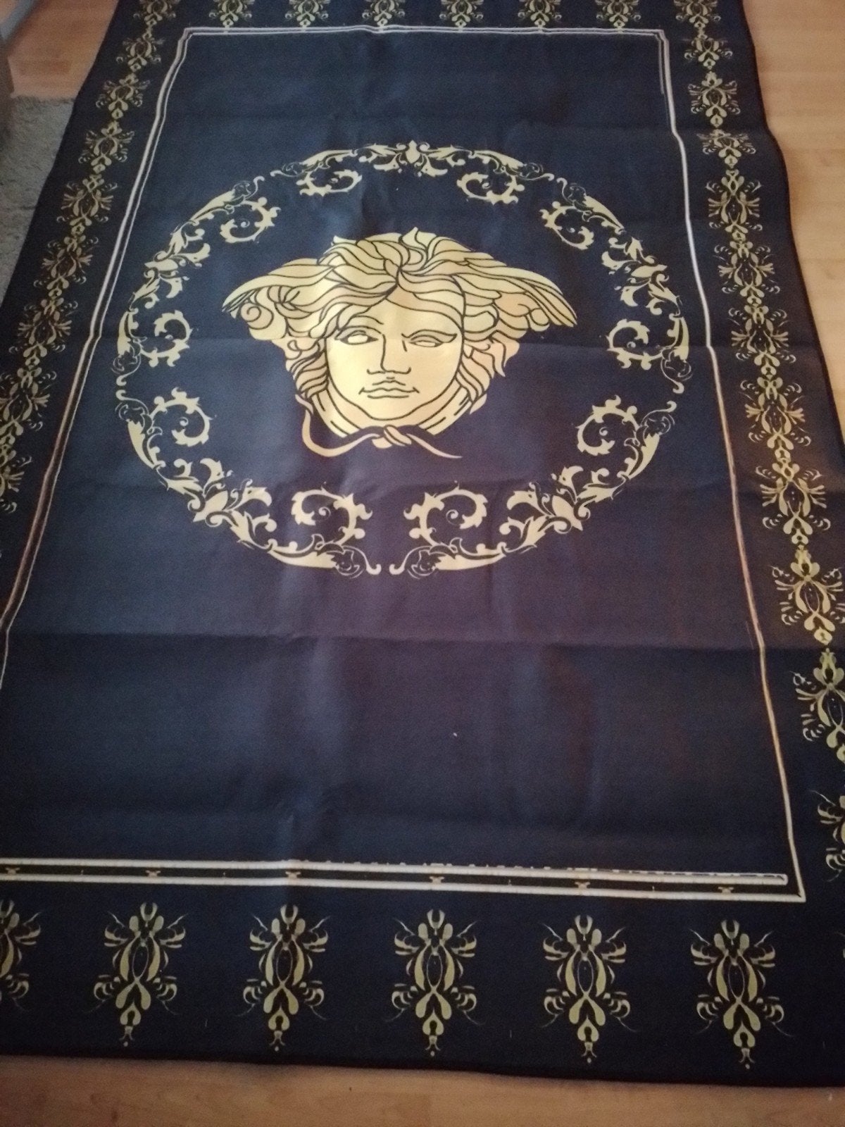 Versace Medusa Vloerkleed - Zwart/Goud, 100 tot 150 cm, Zwart, Ophalen of Verzenden, Zo goed als nieuw