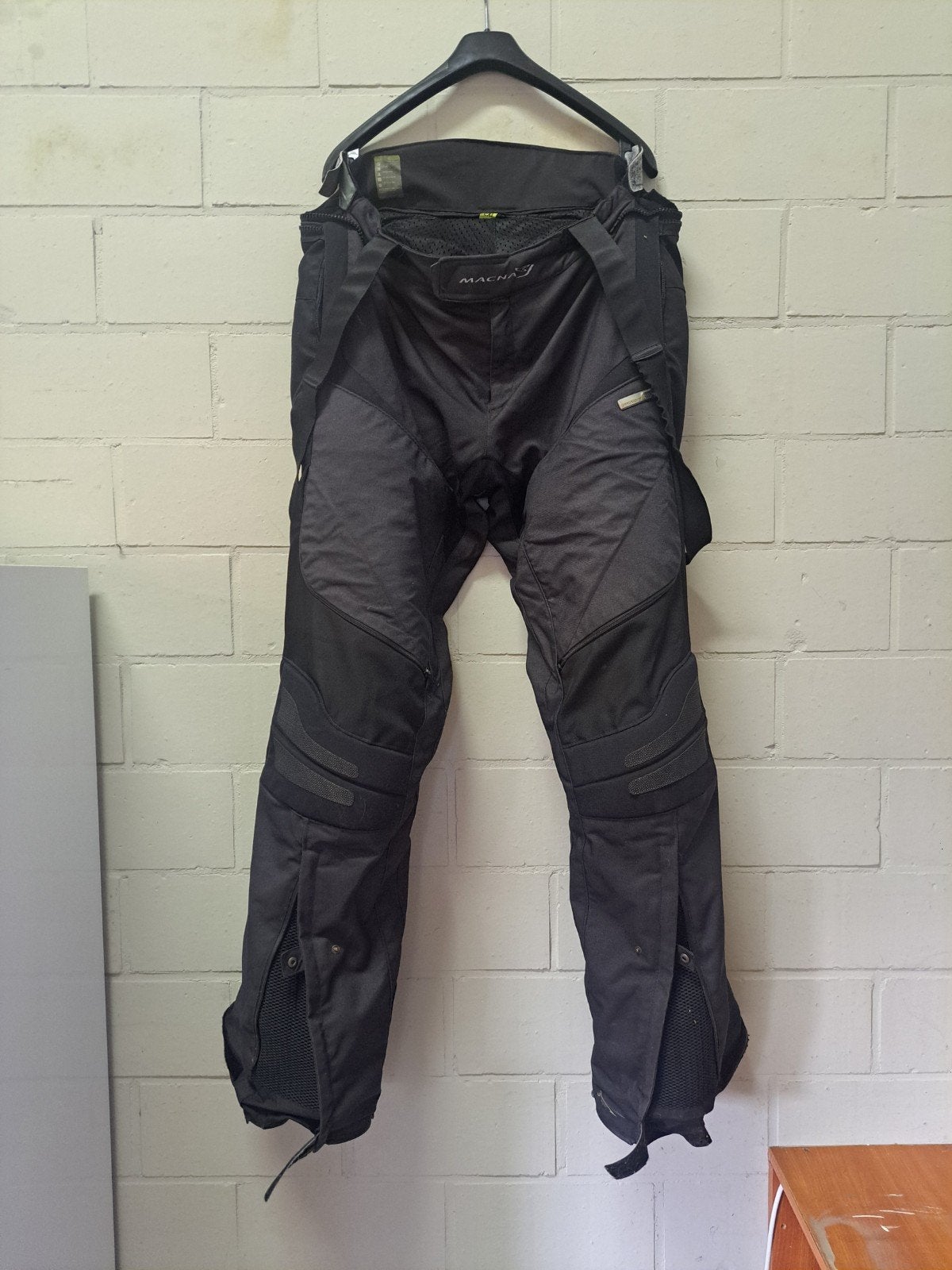 Macna motorbroek met bretels en uitneembare voering, Motoren, Heren, Ophalen of Verzenden, Broek | textiel, Tweedehands
