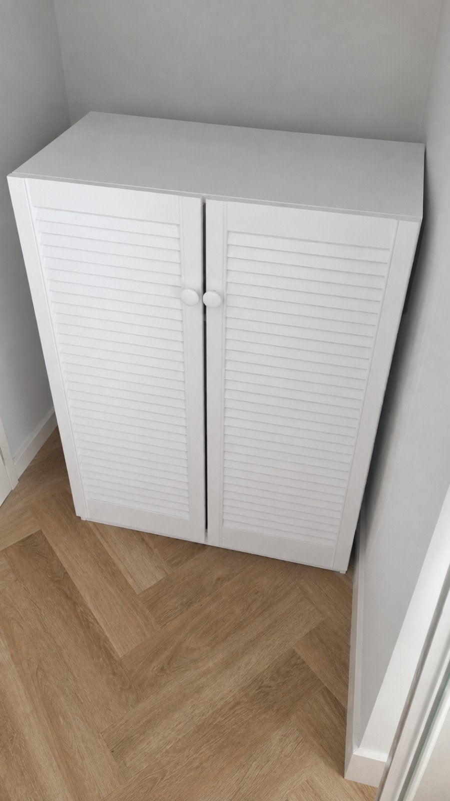 Witte garderobekast met louvredeuren (105x80x53 cm), Ophalen, Gebruikt, 100 tot 150 cm, 50 tot 100 cm