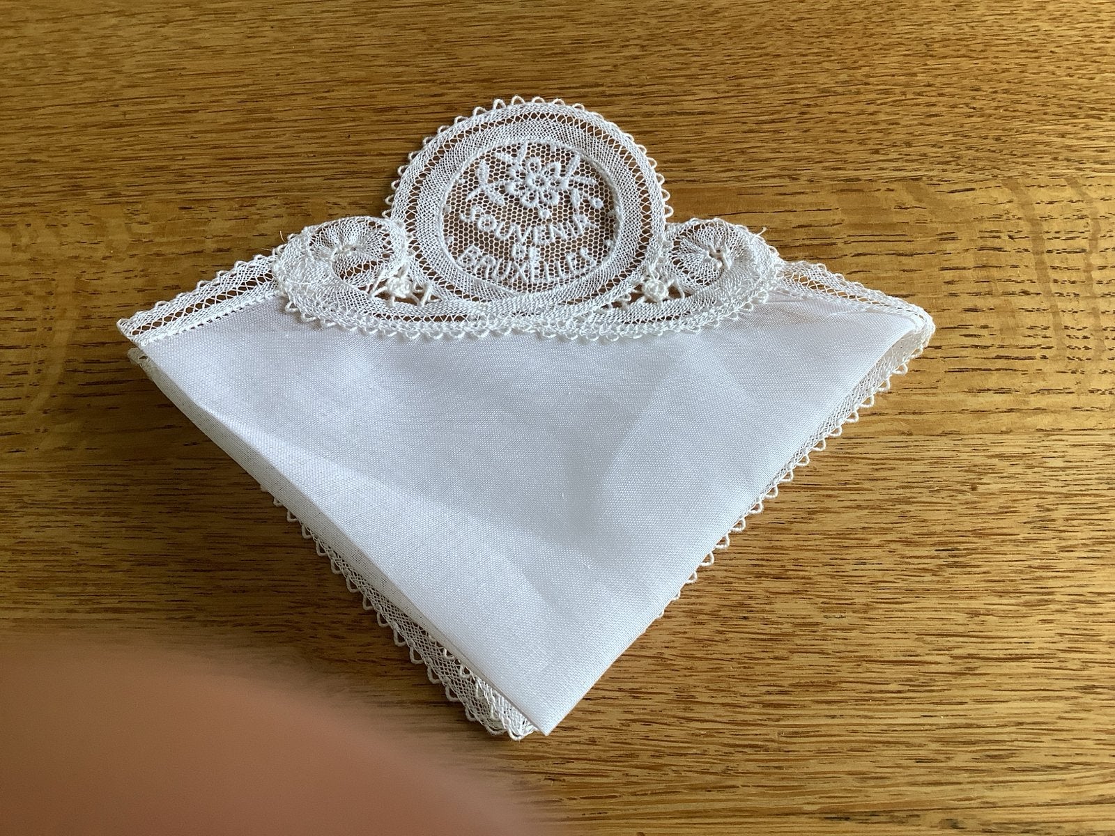 Antieke kanten zakdoek 'Souvenir de Bruxelles', Antiek en Kunst, Antiek | Kleden en Textiel, Ophalen of Verzenden