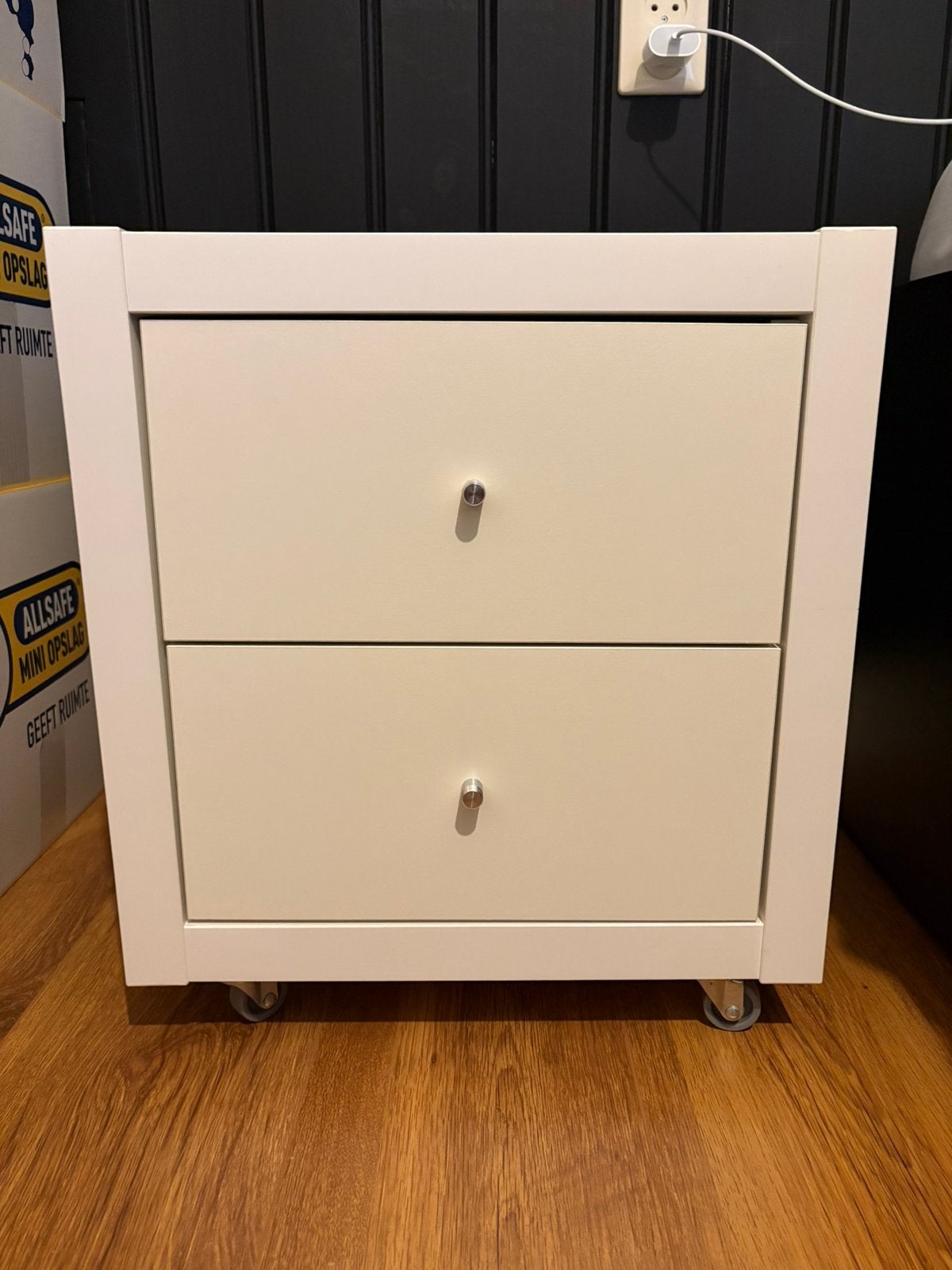 Wit Ikea nachtkastje, Huis en Inrichting, Slaapkamer | Nachtkastjes, Ophalen, Zo goed als nieuw, Minder dan 45 cm