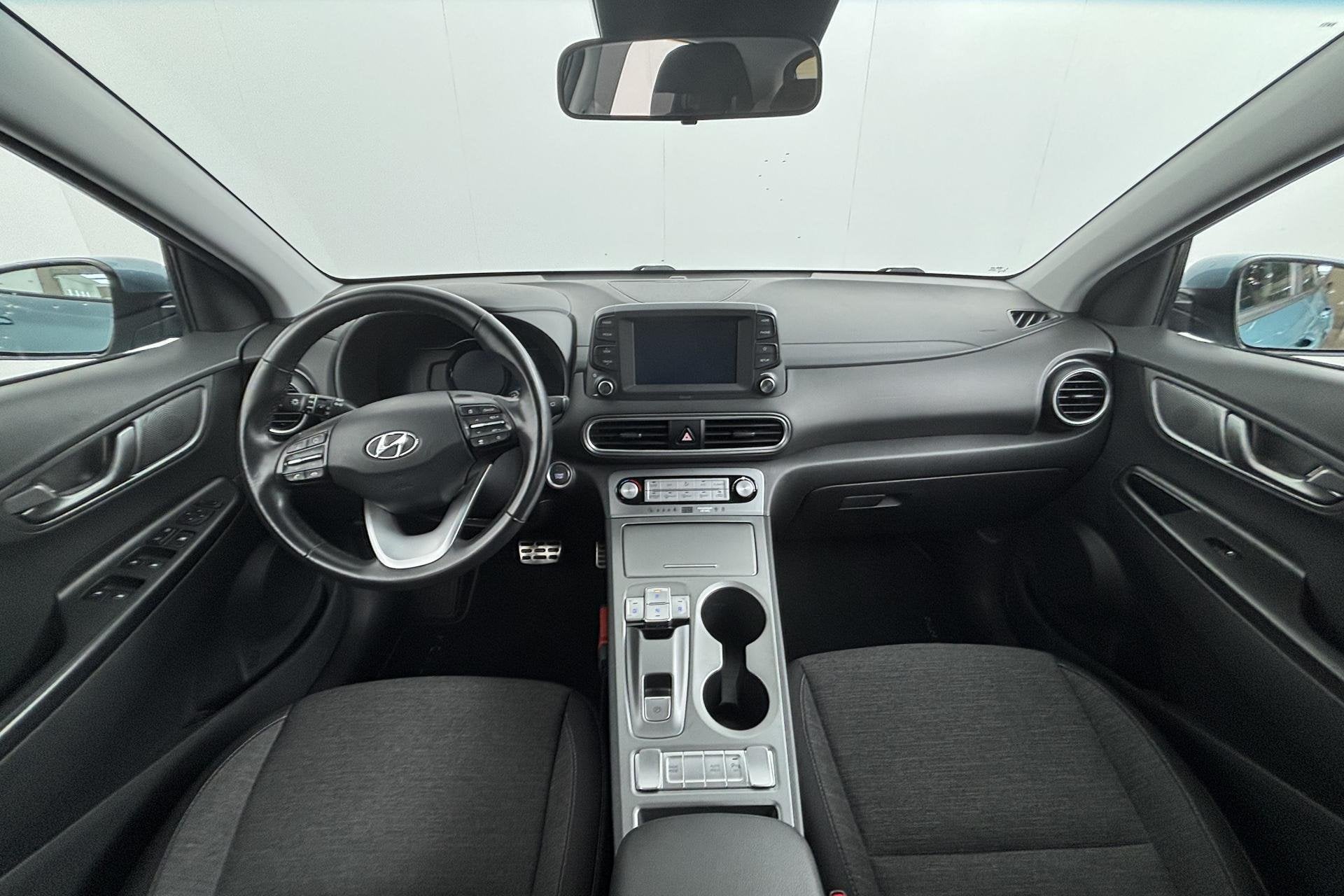 Hyundai Kona EV Comfort 64 kWh Sereen elektrisch rijden in e, Auto's, Stof, Gebruikt, Blauw, Origineel Nederlands