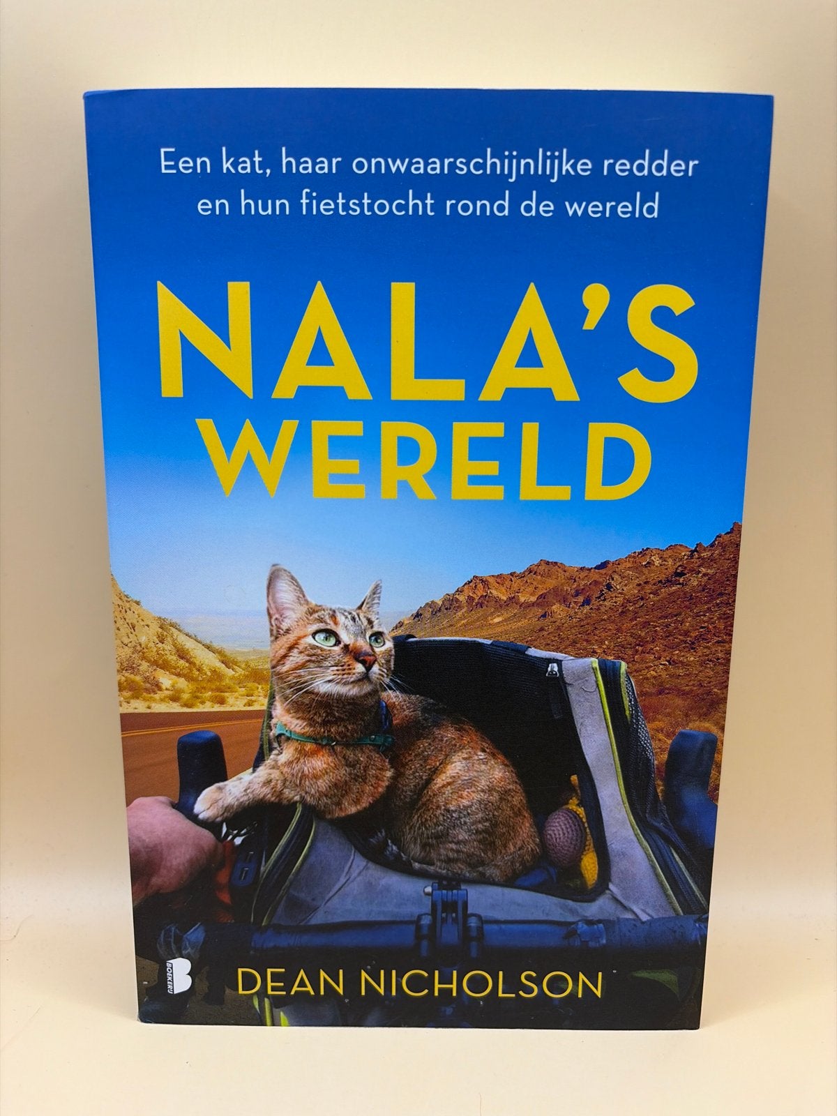 Nala's Wereld: Een kat, haar redder en hun fietstocht, Ophalen of Verzenden, Zo goed als nieuw, Nederland