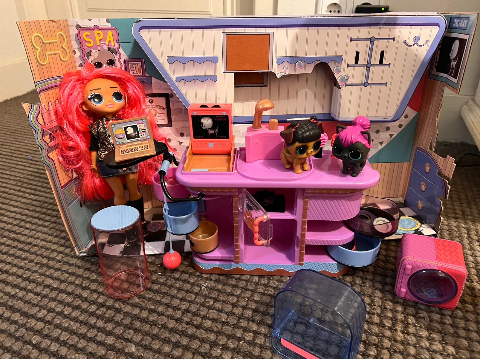 L.O.L. Surprise O.M.G. Rescue Vet Set – Dr. Heart + 2 dieren, Ophalen of Verzenden, Zo goed als nieuw, Poppenhuis