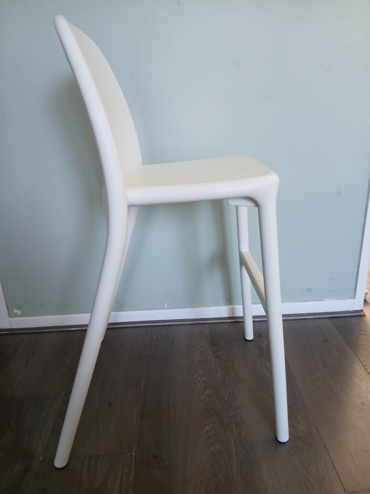 Witte IKEA URBAN barkruk - Zo goed als nieuw, Huis en Inrichting, Ophalen, Kunststof, 60 tot 90 cm, Zo goed als nieuw