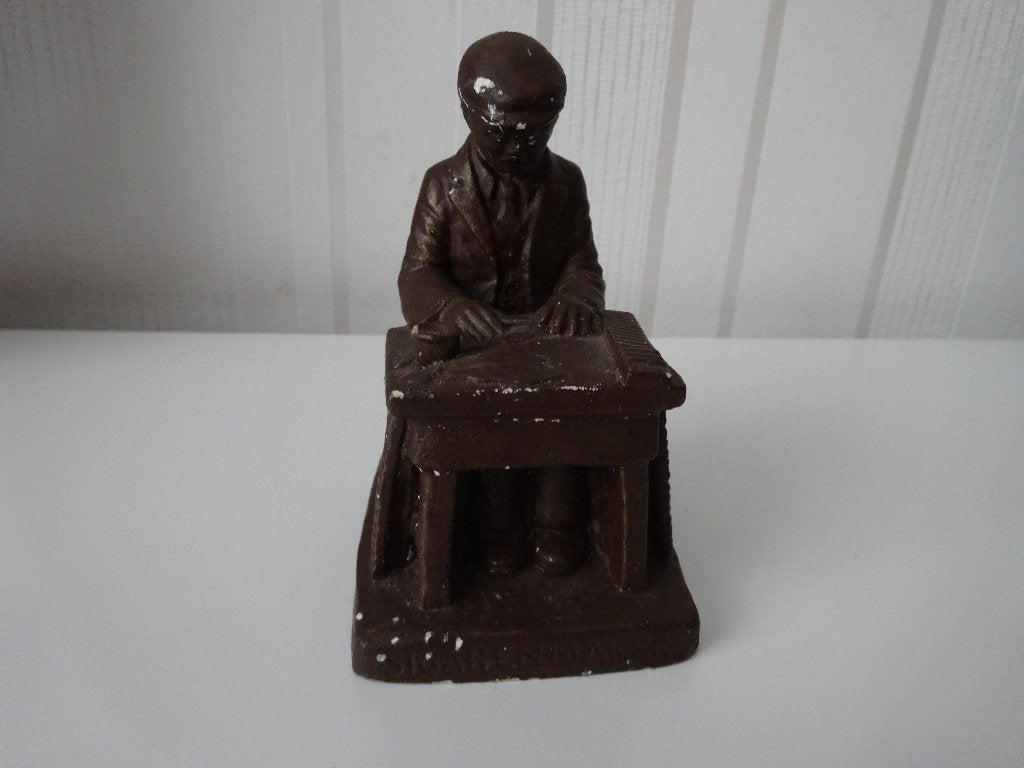 En vintage gipsen Beeld van Sigarenmaker., Ophalen of Verzenden, Gebruikt, Overige typen