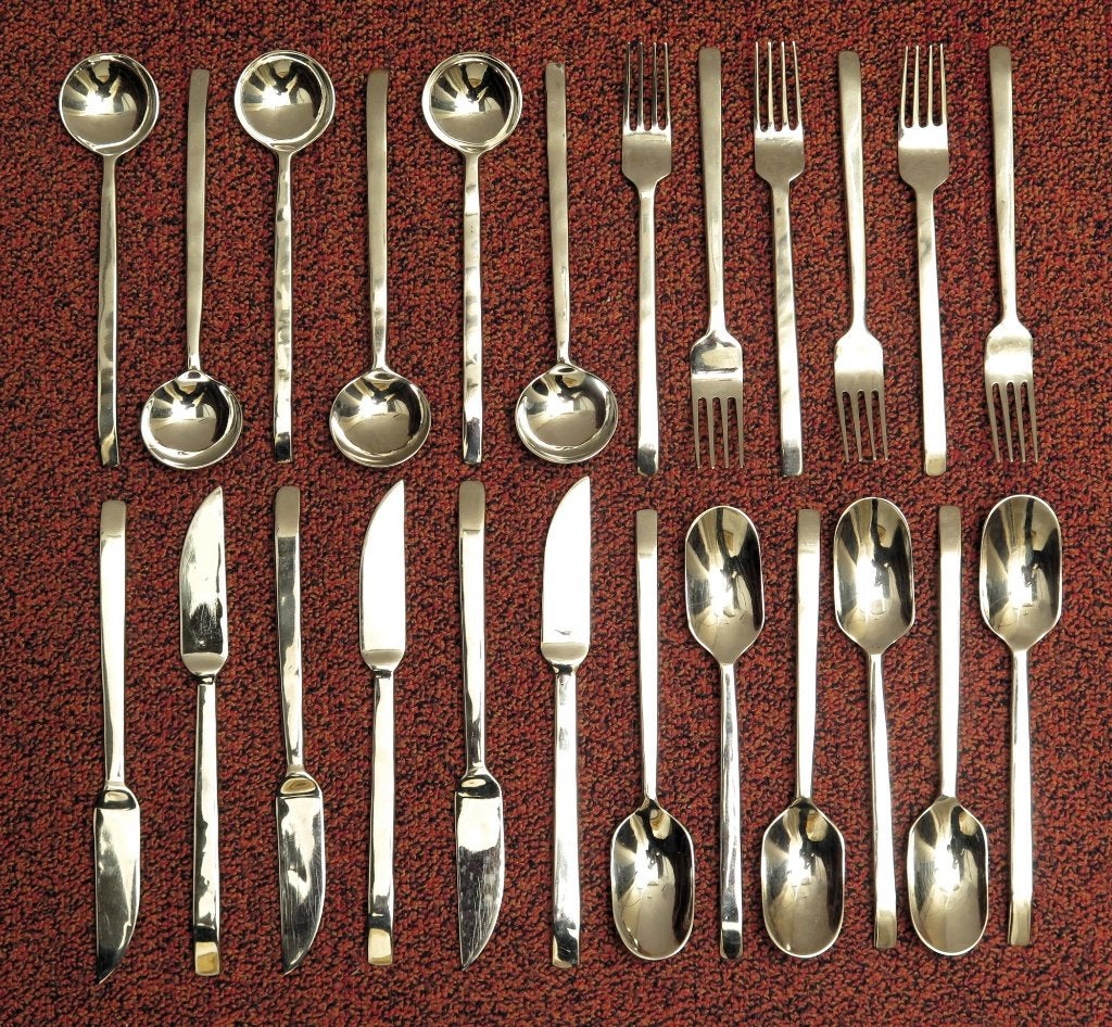 Bestek; 24 delig; staal; strak design; handgemaakt?, Antiek en Kunst, Verzenden, Zilver, Metaal, Handgemaakt