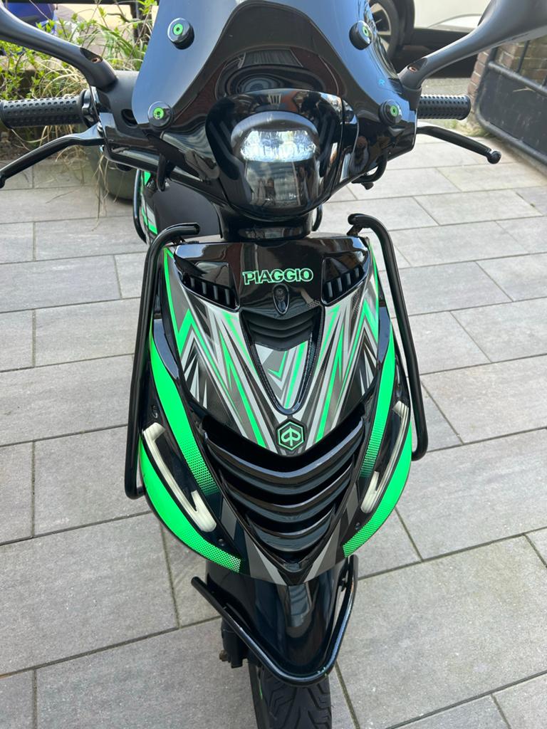 Piaggio Zip SP - Sportieve Scooter met Unieke Bestickering, Fietsen en Brommers, Scooters | Piaggio, Ophalen, Gebruikt, Maximaal 45 km/u
