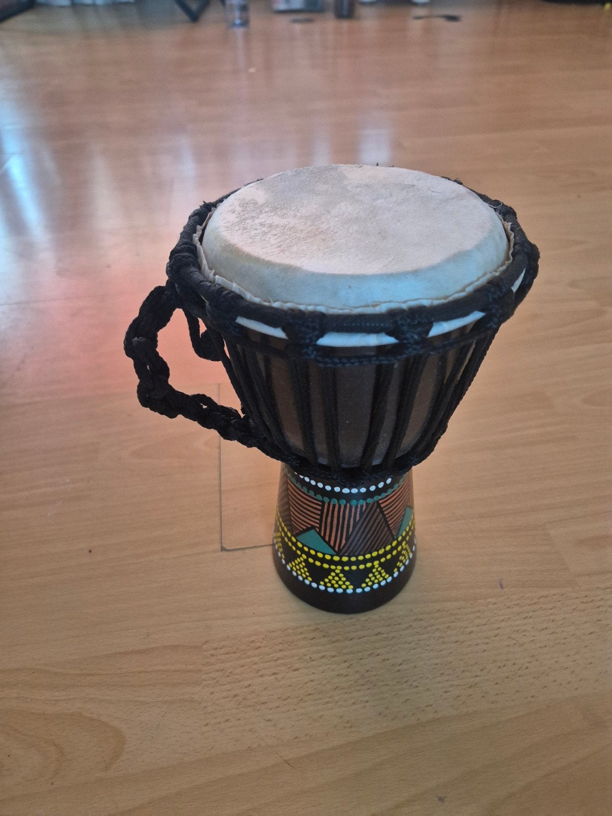 Kleine Djembe - Handgemaakt met Afrikaanse patronen, Ophalen, Zo goed als nieuw, Overige merken