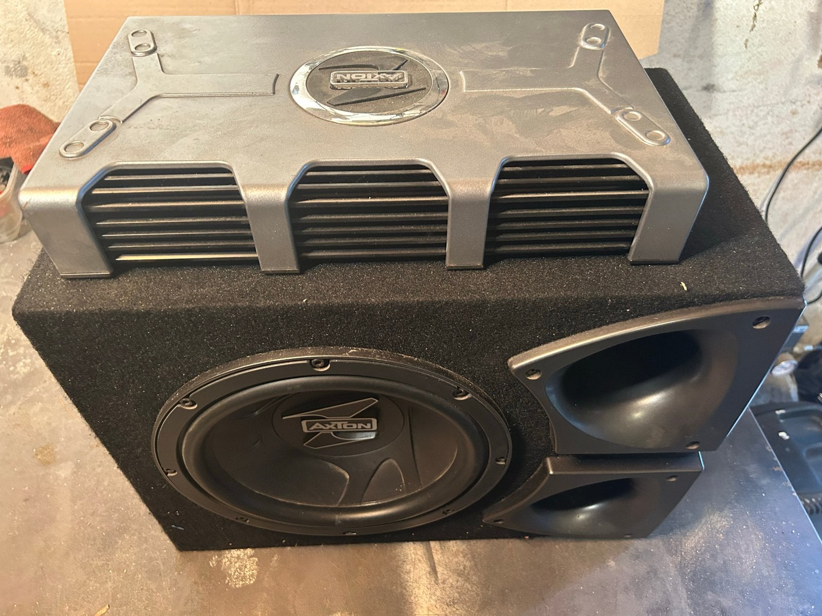 Axton Subwoofer met Versterker - Krachtig Geluid voor Auto, Auto diversen, Ophalen, Gebruikt