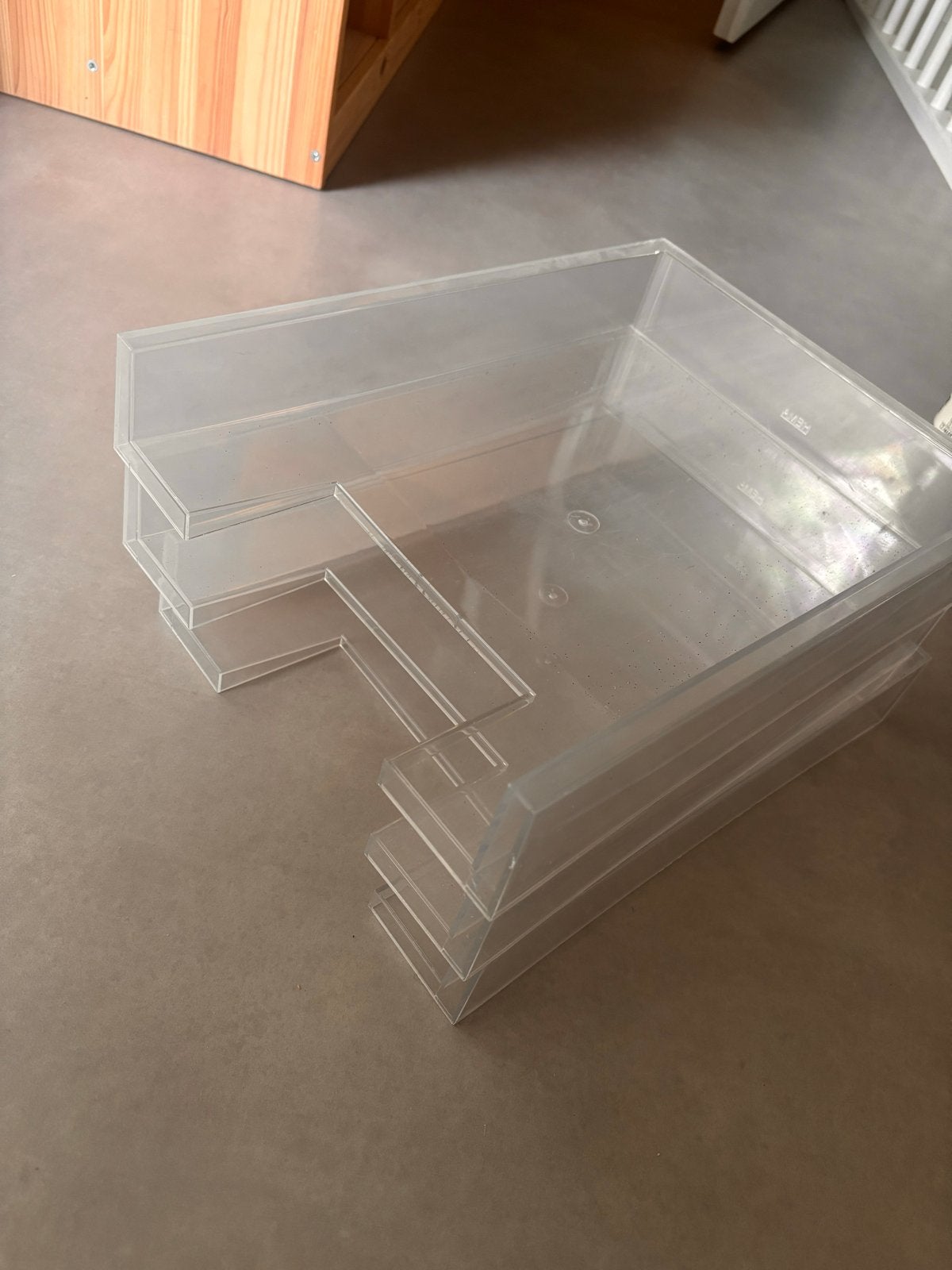 Gratis : 3 plastic bureau bakken, Ophalen