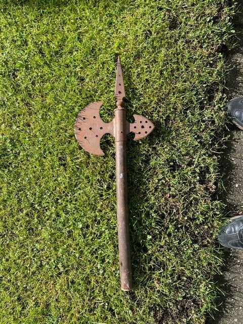 Decoratieve metalen hellebaardbijl met houten steel-63 cm, Ophalen