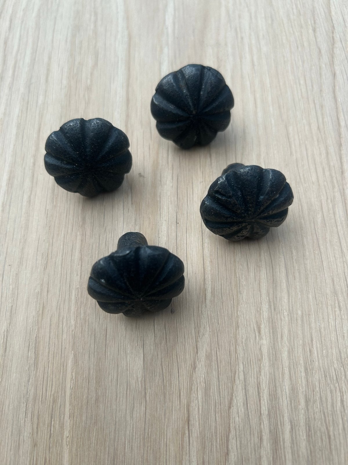 Set van 13 zwarte gietijzeren knoppen, Doe-het-zelf en Verbouw, Hang- en Sluitwerk, Ophalen of Verzenden, Gebruikt, IJzer, Klink of Kruk