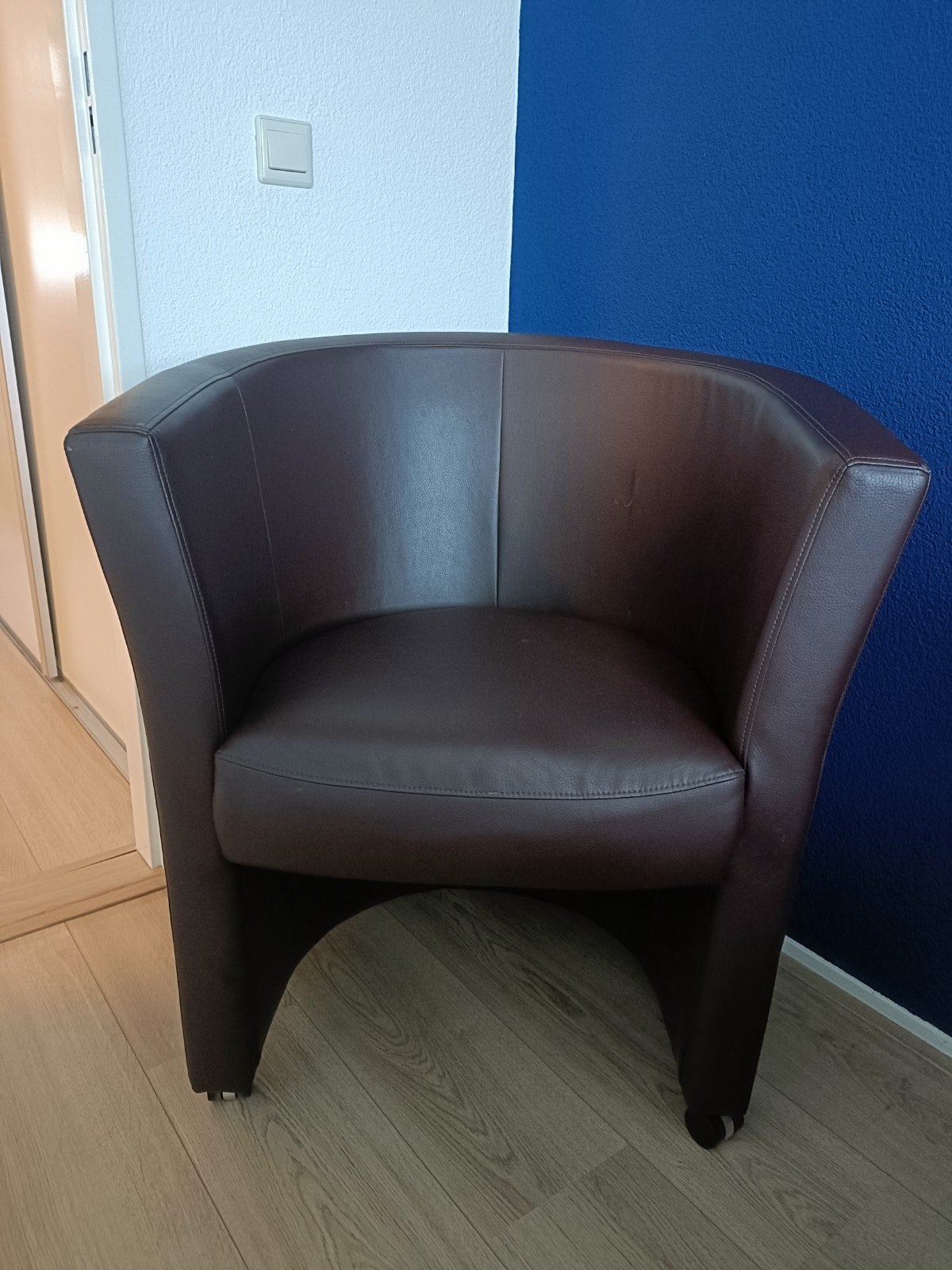 Bruine leren fauteuil op wieltjes, Huis en Inrichting, Fauteuils, Ophalen, Gebruikt, Minder dan 75 cm, Leer