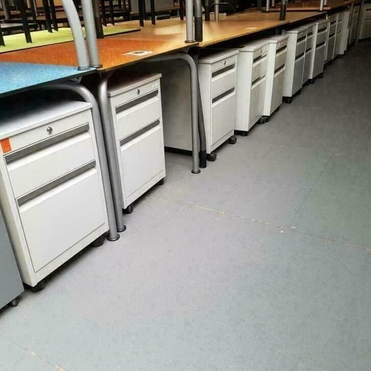 diverse zeer nette stalen bureau laden kasten, archiefkasten