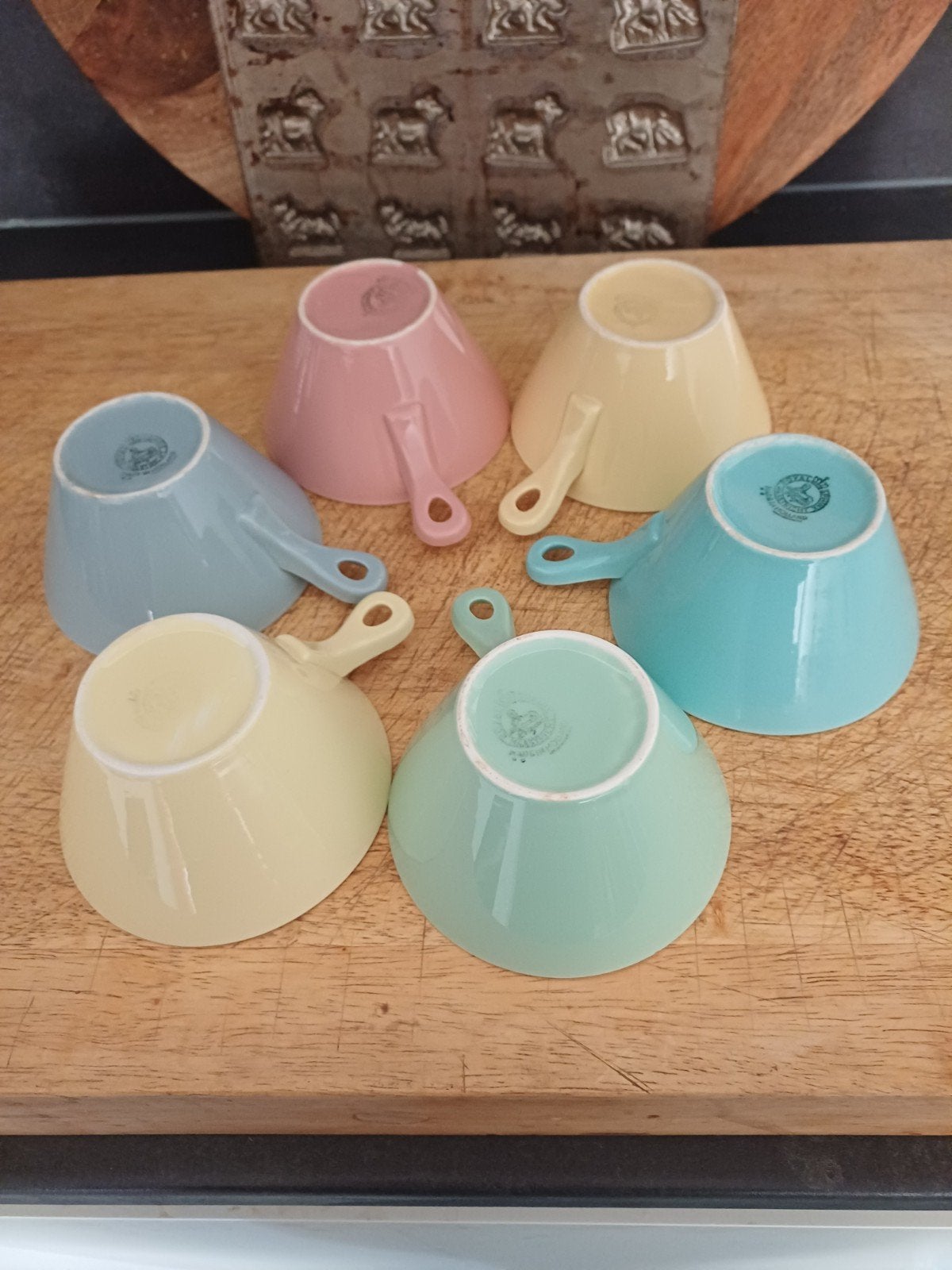 Mooie pastel Regout Soepkommen met hangoogje in de steel, Ophalen of Verzenden