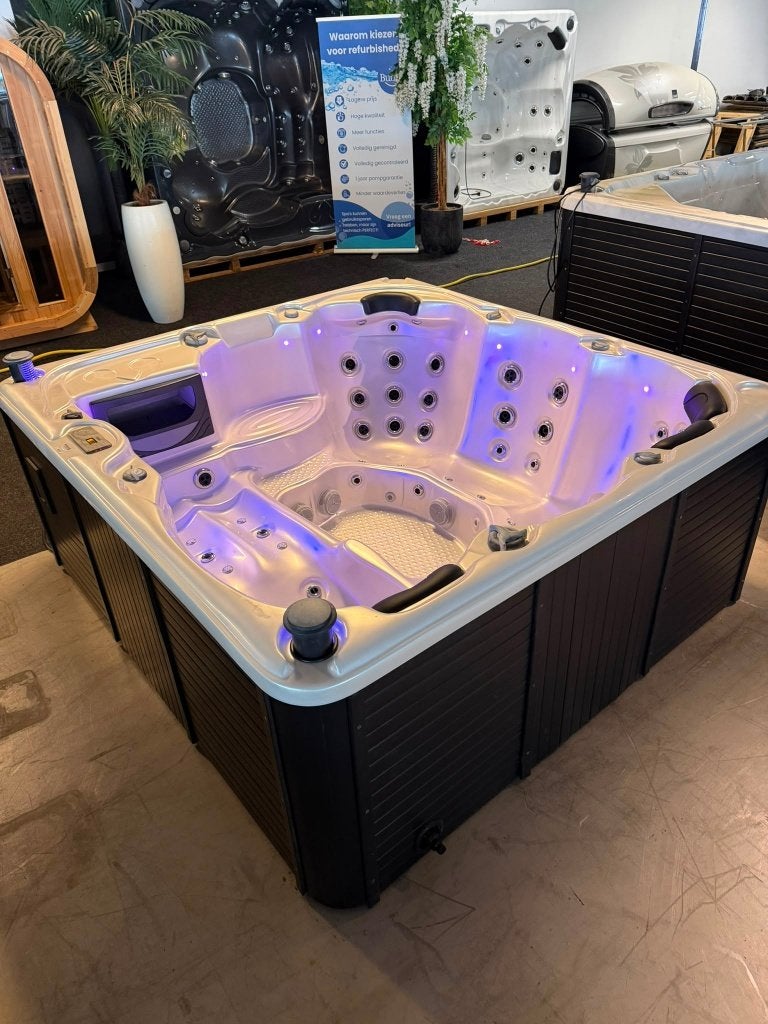 LUXE JACUZZI / SPA – 5/6 PERSONEN – LOVESEAT– 1 LIGPLAATS, Ophalen, Zo goed als nieuw, Trap, Vast
