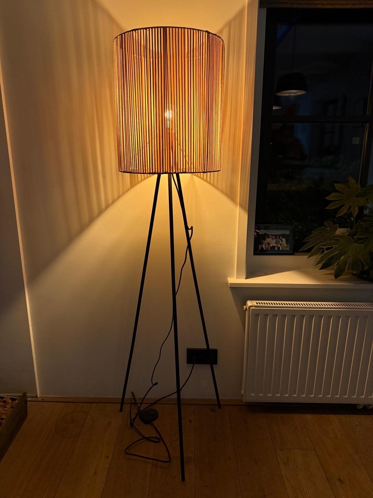 Staande rieten lamp - 157 cm hoog, 38 cm breed, Ophalen of Verzenden, Gebruikt, Natuurlijk materiaal, 150 tot 200 cm