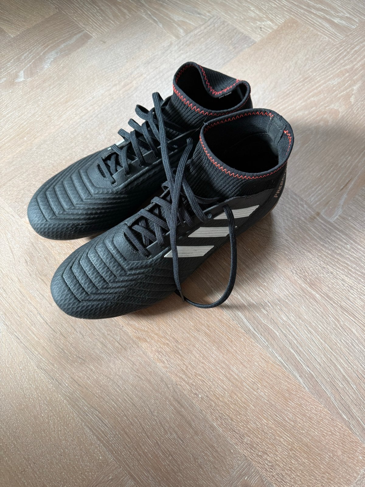 NIEUW Adidas Predator voetbalschoenen - Maat 44 2/3, Maat XS of kleiner, Ophalen, Zo goed als nieuw, Schoenen