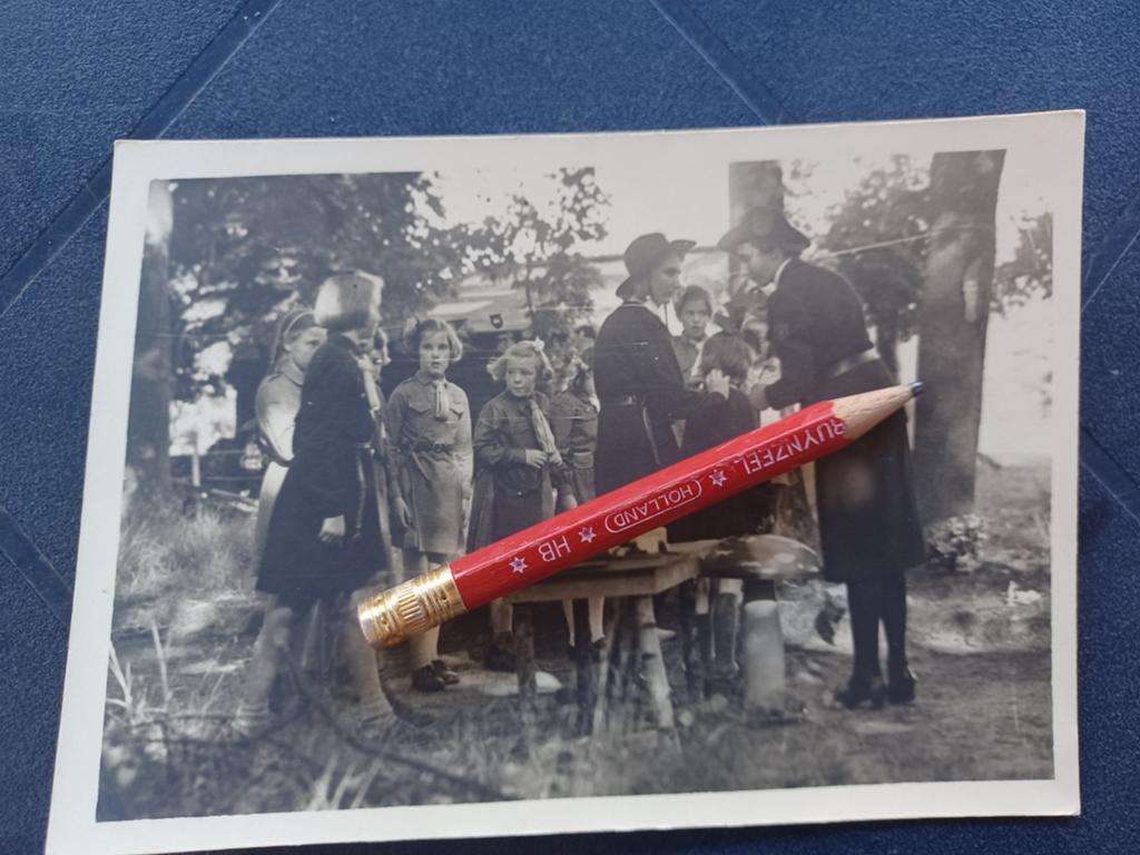 FOTOKAART Padvindsters met o.a. Prinses Beatrix 1946 (53), Ophalen, 1940 tot 1960, Ongelopen, Sterren en Beroemdheden