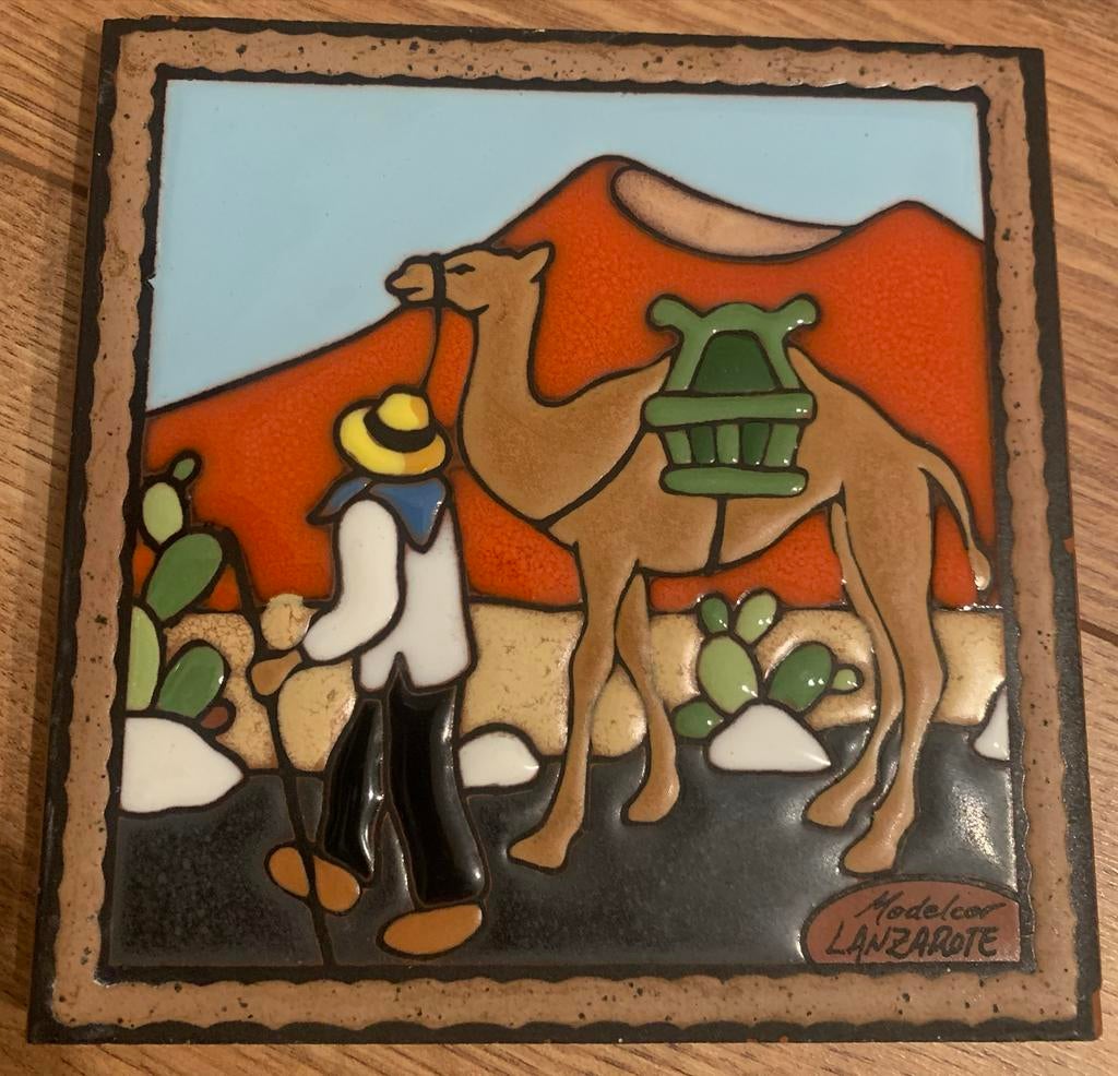 Vintage geglazuurde Modelcor Lanzarote tegel kameel met man, Ophalen of Verzenden