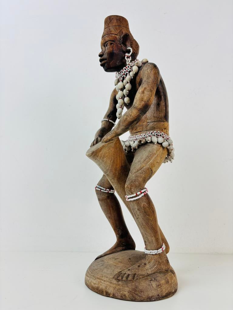Afrikaanse Namji ritueel figuur met cowrie kauri, Antiek en Kunst, Kunst | Niet-Westerse kunst, Ophalen of Verzenden