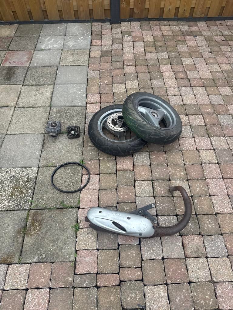 Scooter onderdelen: uitlaat, cilinder, wielen, V-snaar, Ophalen, Gebruikt, Uitlaat, Overige merken