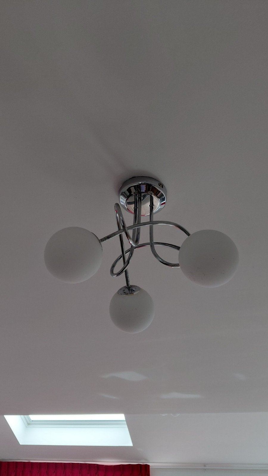 Moderne plafondlamp met 3 melkglazen bollen, Zilver, Gebruikt, Modern, Ophalen of Verzenden