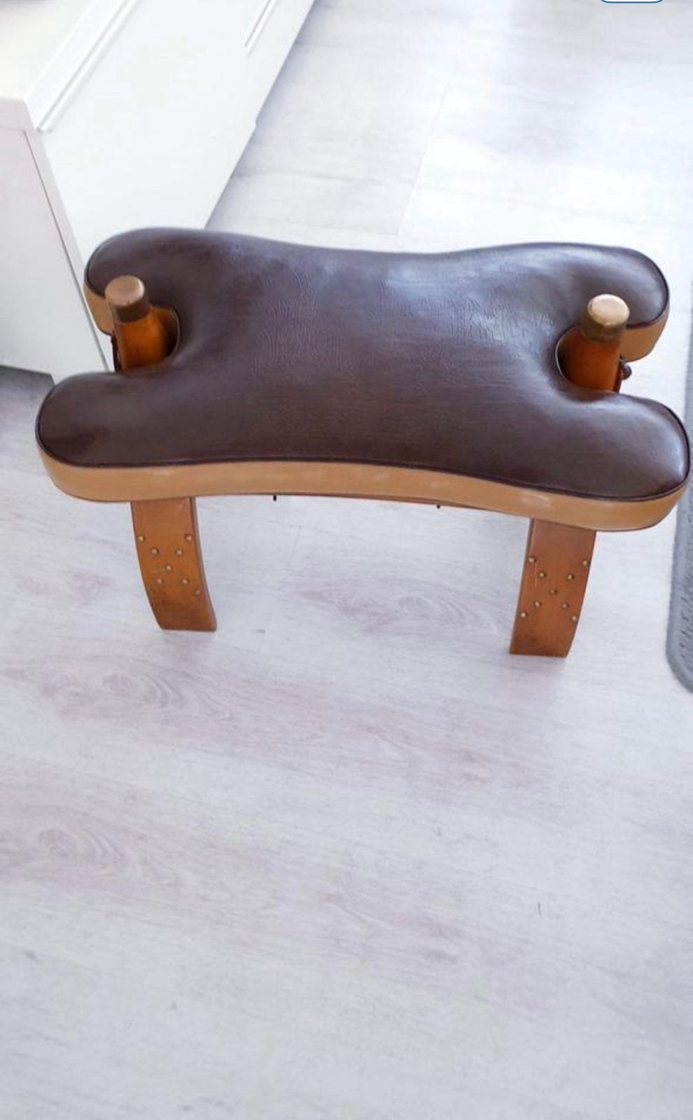 Aangeboden leren Kameel zadelkruk vintage, Ophalen of Verzenden, Zo goed als nieuw, Hout