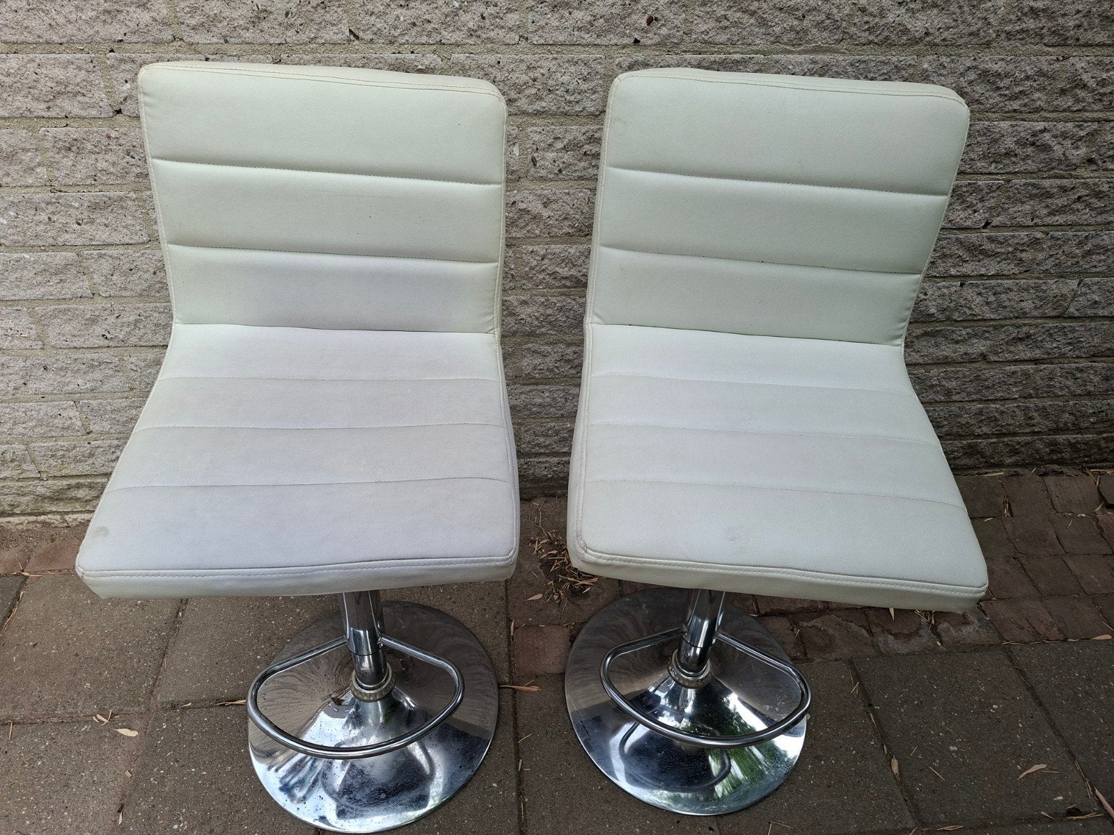 Barstoelen 2 stuks voor €10, Gebruikt, Leer, Ophalen of Verzenden, 90 cm of meer