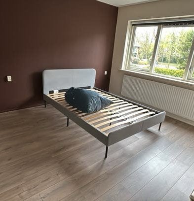 Bed 140x200 cm. Inclusief lattenbodem en eventueel matras., Ophalen, Gebruikt, 140 cm, Twijfelaar