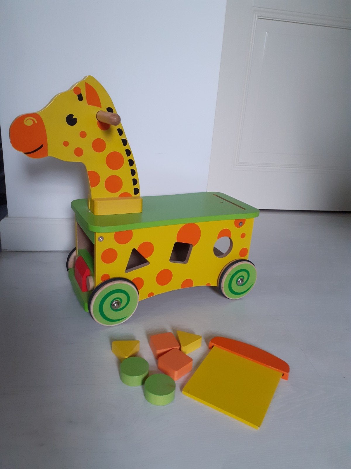 Leuke loopwagen giraf met vormenstoof - houten speelgoed, Ophalen of Verzenden, Zo goed als nieuw, Overige typen, Met wieltjes