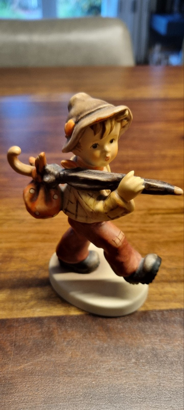 Hummel beeldje jongen knapzak en paraplu - Limited edition, Verzamelen, Ophalen of Verzenden, Zo goed als nieuw, Hummel