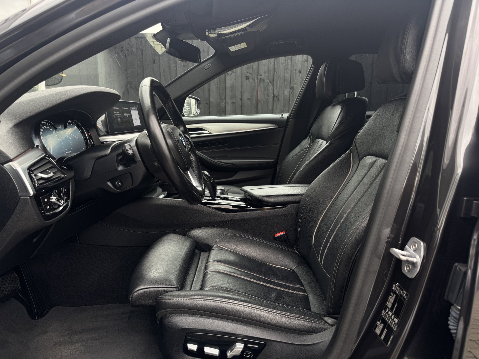 BMW 5 Serie Touring 520i High Executive Luxery|LEDER|19INCH|, Auto's, Automaat, Achterwielaandrijving, Gebruikt, Euro 6