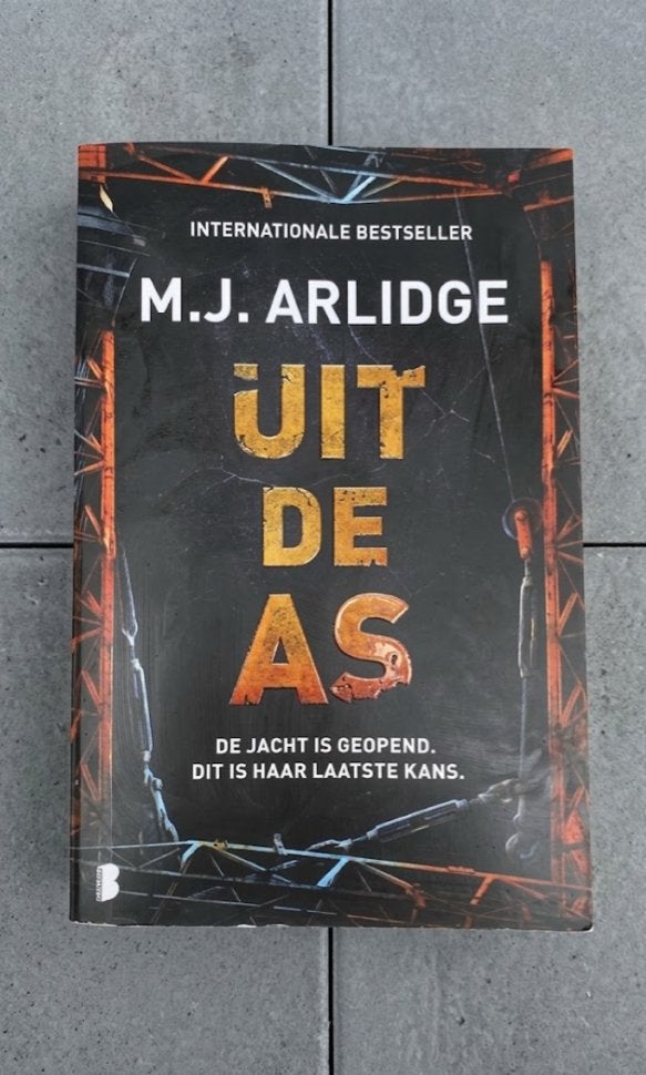 Uit de as - M.J. Arlidge (Tweede druk, juli 2026), Boeken, Thrillers, Ophalen of Verzenden, Nieuw, Nederland