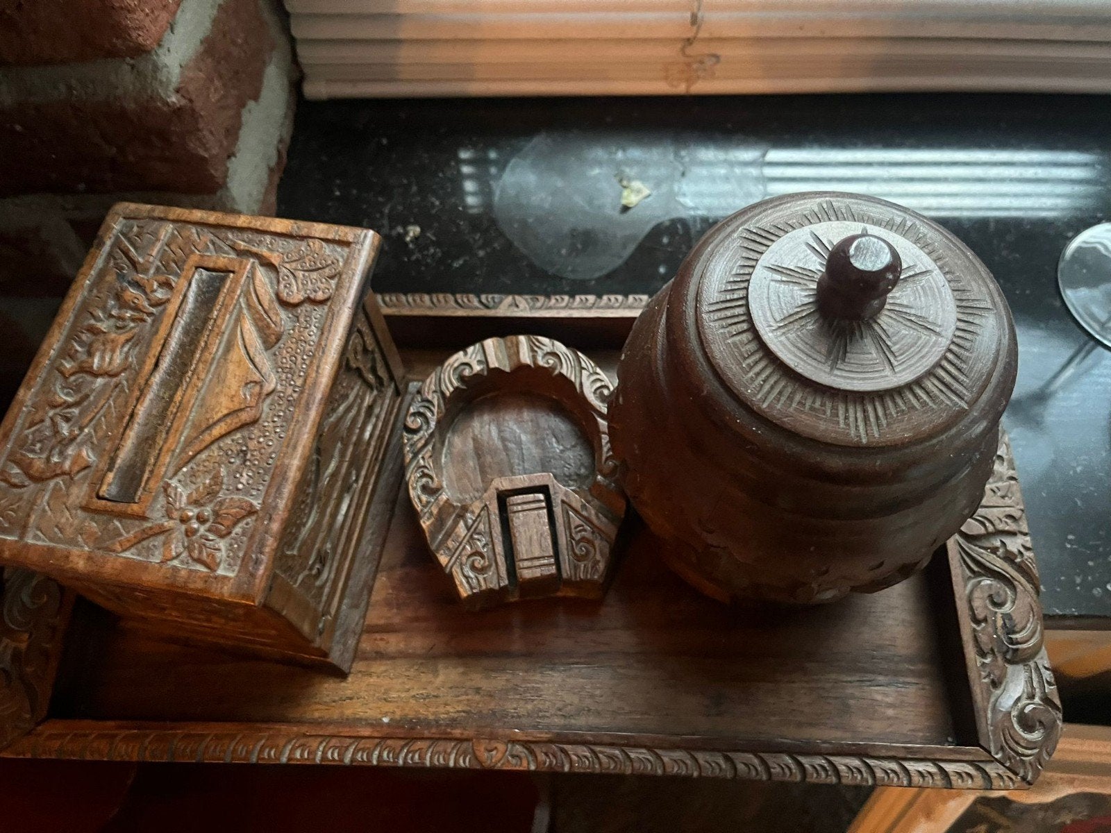 Handgesneden houten set: doos, asbak en pot op dienblad, Antiek en Kunst, Ophalen of Verzenden