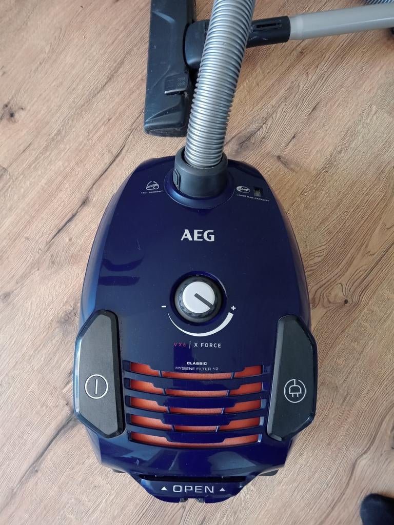 AEG VX6 X Force stofzuiger - Krachtig en Compact, Witgoed en Apparatuur, Stofzuigers, Gebruikt, Geschikt voor harde vloeren, Sledestofzuiger