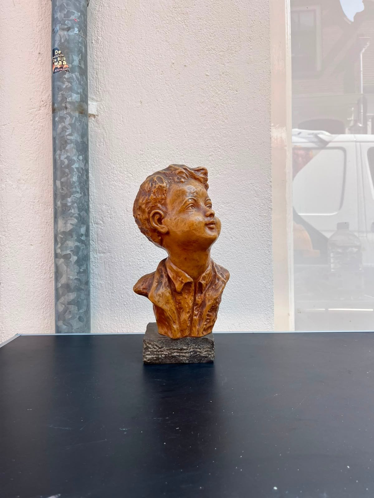 Vintage buste jongen, gesigneerd S. Coti, Made in Belgium, Antiek en Kunst, Buste, Ophalen of Verzenden, 20 - 50 cm, Bruin