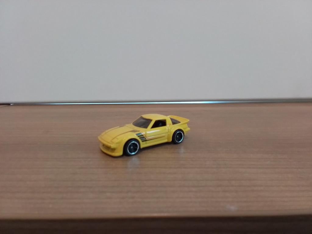 MAZDA RX7.  geel.  Schaal  1:64., Ophalen of Verzenden, Zo goed als nieuw, Auto, Solido