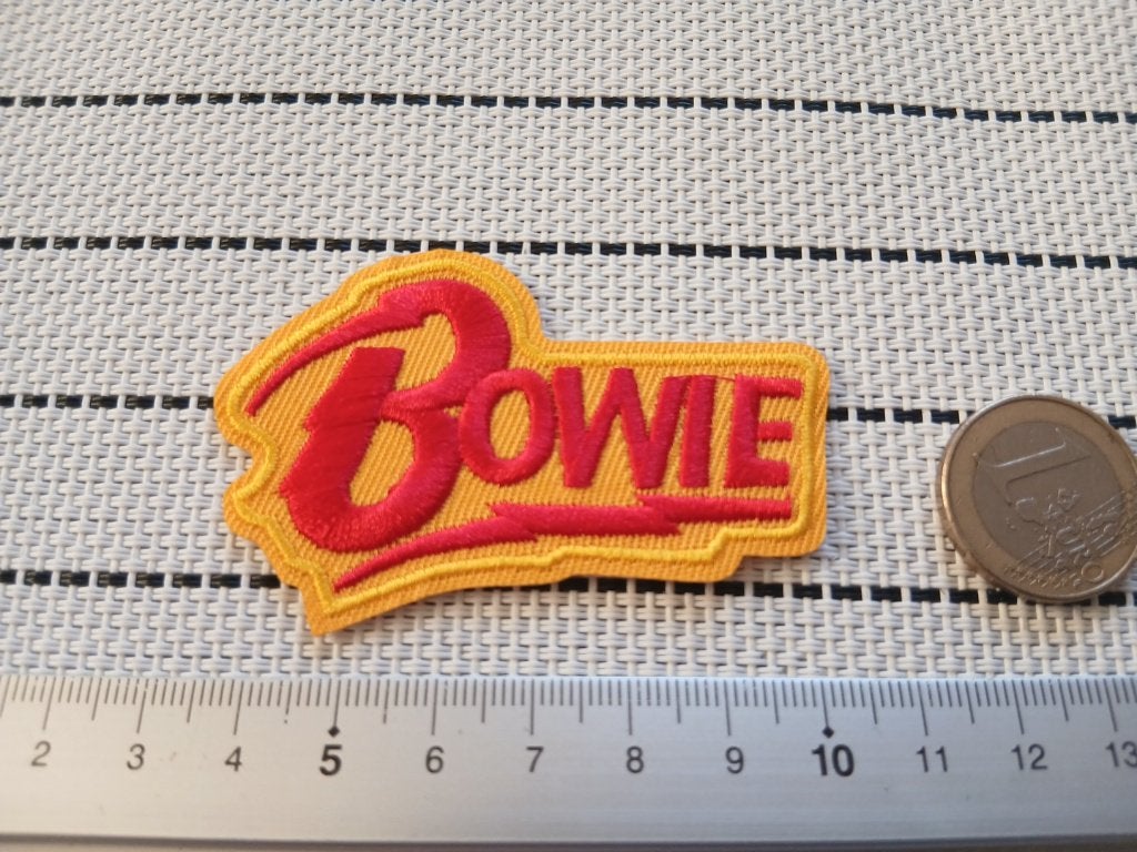 David Bowie mooie  geel/rode shaped patch b34, Ophalen of Verzenden, Nieuw, Kleding