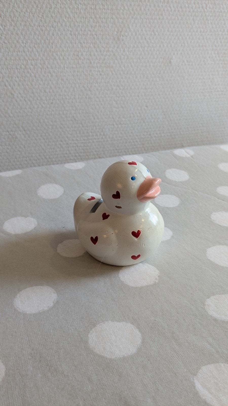 Schattige spaarpot eendje met hartjes, Ophalen of Verzenden, Gebruikt, Steen, Aardewerk of Keramiek, Dier
