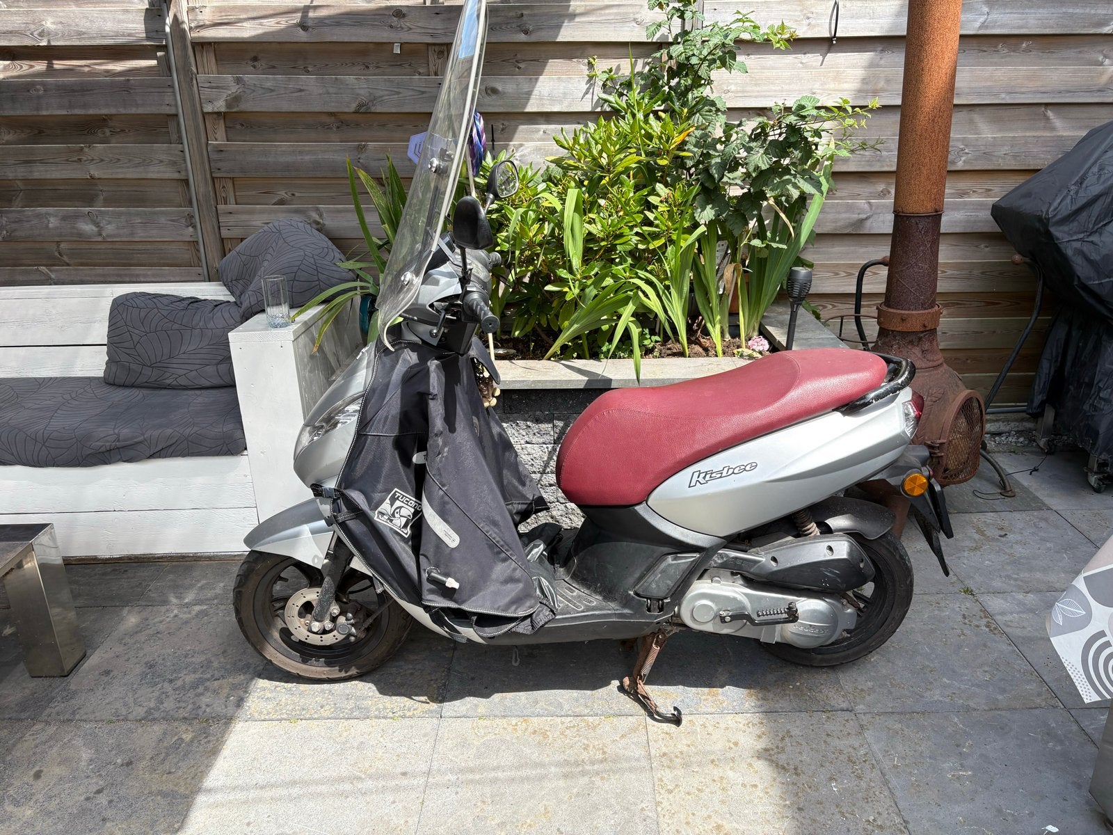 Peugeot Kisbee 25 km- Nieuwe achterband nodig, Fietsen en Brommers, Scooters | Peugeot, Ophalen, Gebruikt, Overige modellen, Benzine