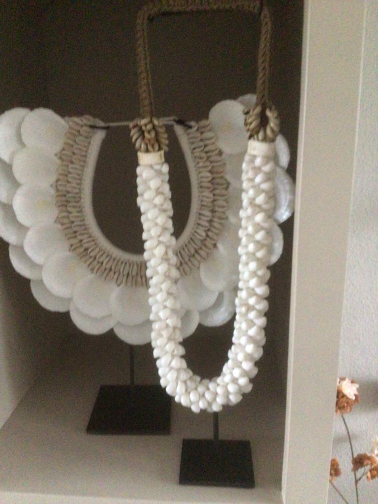 Nieuwe schelpen ketting op zwarte voet - Ornament, Huis en Inrichting, Woonaccessoires | Kransen, Ophalen of Verzenden, Zo goed als nieuw